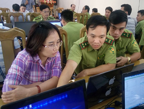 VNFOREST experts working on computers during FORMIS II project